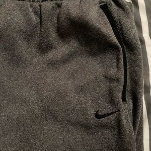 EUC Women’s Nike Therma Fit sweatpants